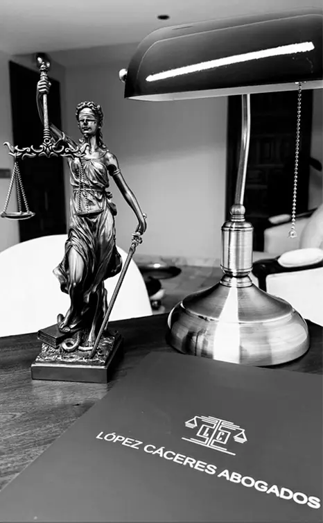 estatua de la Justicia con libro